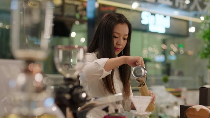 美女手磨咖啡 美女做咖啡 手冲咖啡喝咖啡
