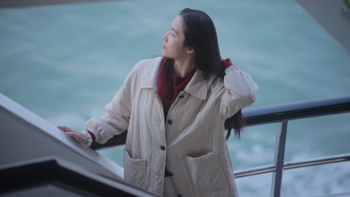 游客开心坐船微笑轮船游轮唯美氛围夕阳厦门