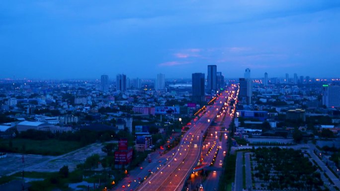 模糊背景的夜晚城市散景，汽车在夜生活中行驶。黑夜中的光线形成交通堵塞。模糊的街道光晕，交通运动的动态