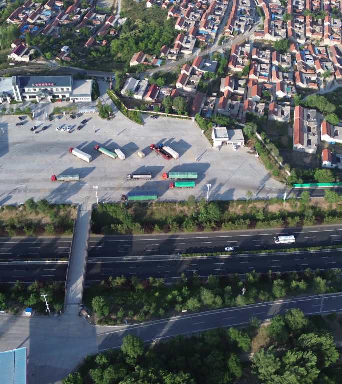 竖屏航拍山东高速莱芜雪野湖停车区