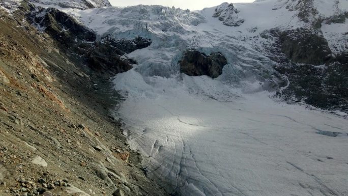 瑞士瓦莱州山区冰川的航拍视角