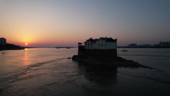 夕阳下长江观音阁