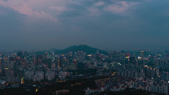 首尔城市景观，蓝色时刻的南山N首尔塔，云中闪电，韩国 - 缩放镜头。