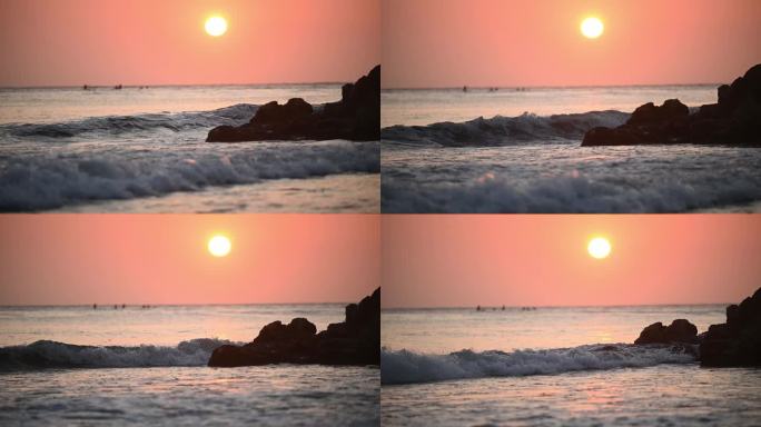 夕阳下海浪拍打岩石