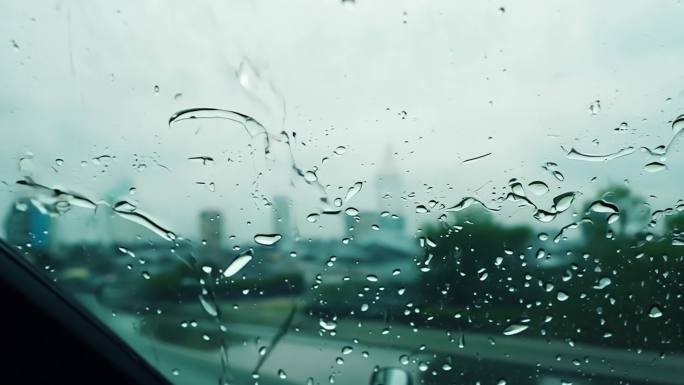 车窗玻璃雨滴 望向窗外