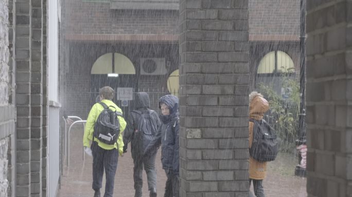 4k60街道下雨淋雨学生挡雨欧洲英国城市