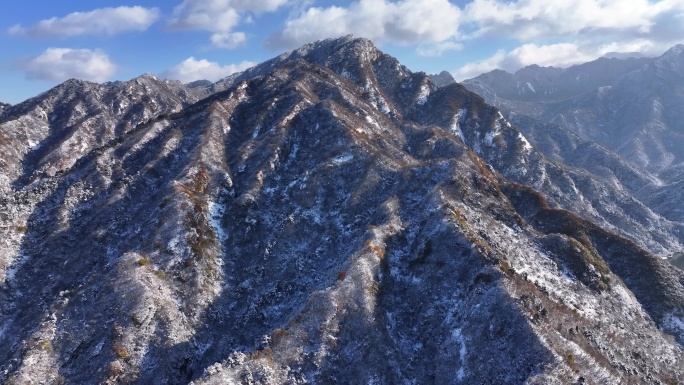 秦岭半山秋色半山雪