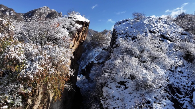 秦岭半山秋色半山雪