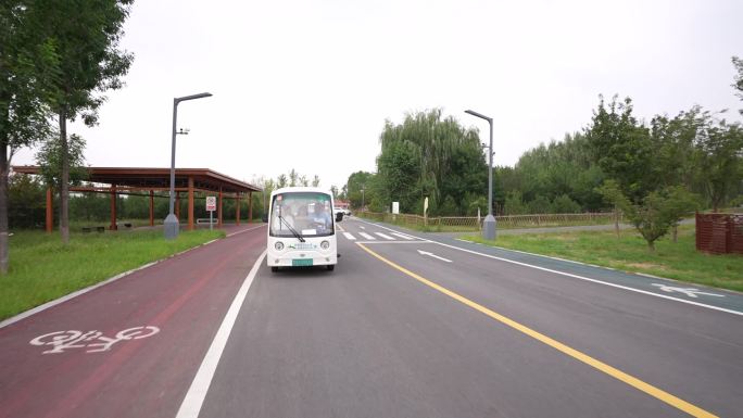 行驶中的景区观光车 景区游览车