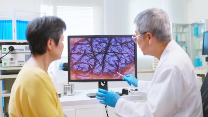 医生展示痣的检查。