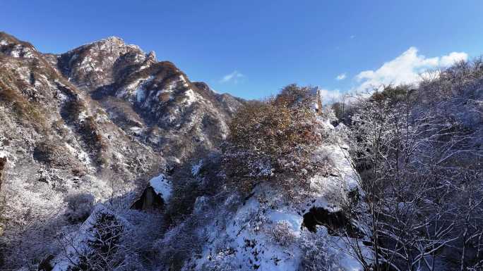 秦岭半山秋色半山雪