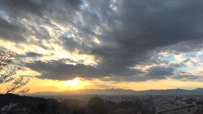 从日本京都的一座寺庙俯瞰京都的日落景色