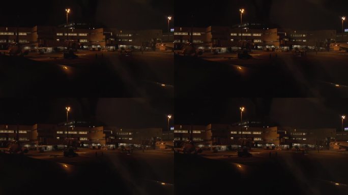 夜间机场的视角，小型车辆驶过。