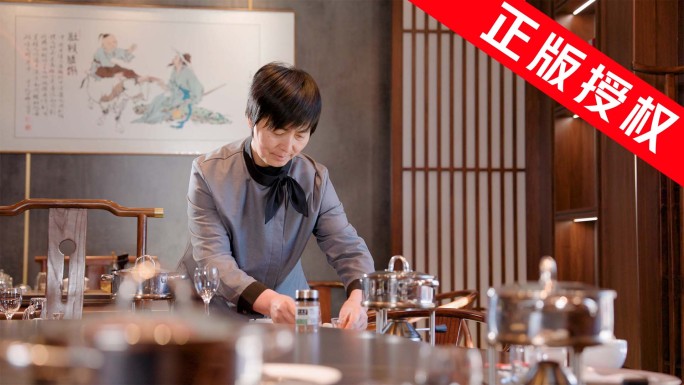 调整餐具摆放 餐厅服务员 整理餐桌