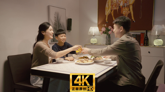 一家三口 吃饭 看电视