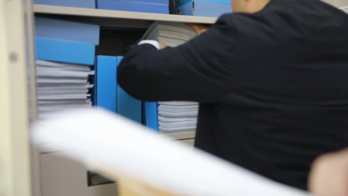 纪委监察查案办案翻阅卷宗反腐