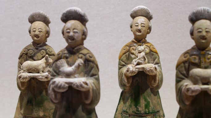 博物馆里展览的文物，明代绿釉捧生肖陶俑