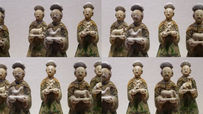 博物馆里展览的文物，明代绿釉捧生肖陶俑