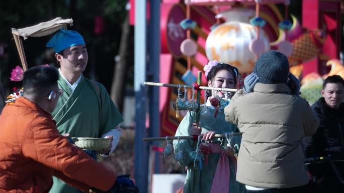 4K春节元霄节卖货郞在广场兜售货物