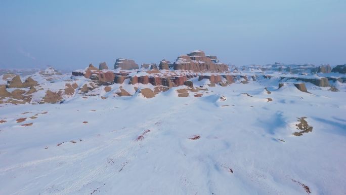 冬季乌尔禾魔鬼城雅丹雪景地貌
