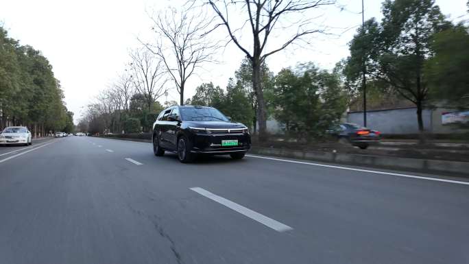 华为问界AITO M9路跑