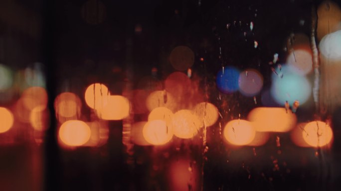 下雨天夜晚雨水划过玻璃焦外光斑