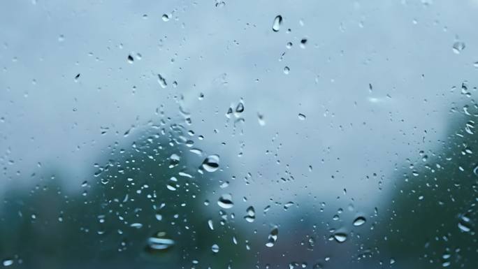 窗外雨滴滑落，窗户上的水珠