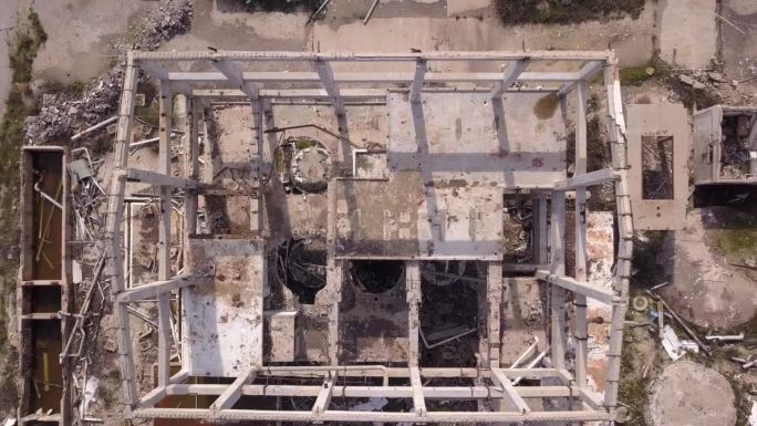 废弃建筑。老工厂废墟的鸟瞰图。
