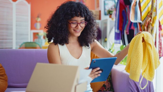 年轻女性在线销售服装和配饰