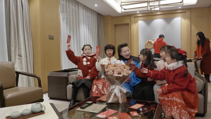 庆祝过节发红包幸福一家人温馨团聚走亲戚