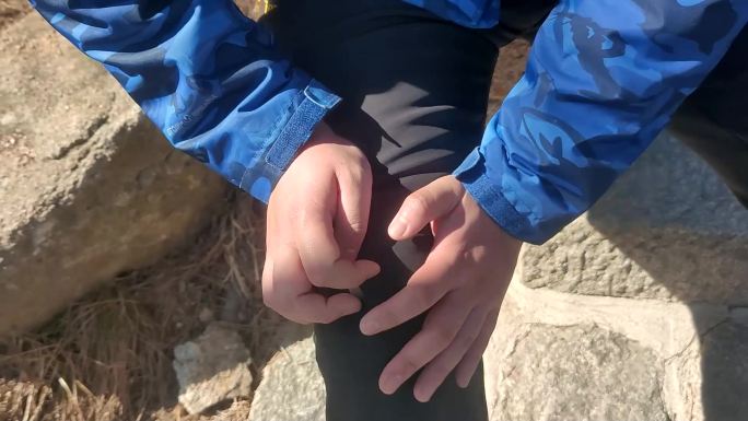 揉搓爬山疼的膝盖