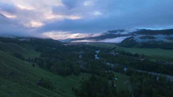阿勒泰禾木村日出晨雾