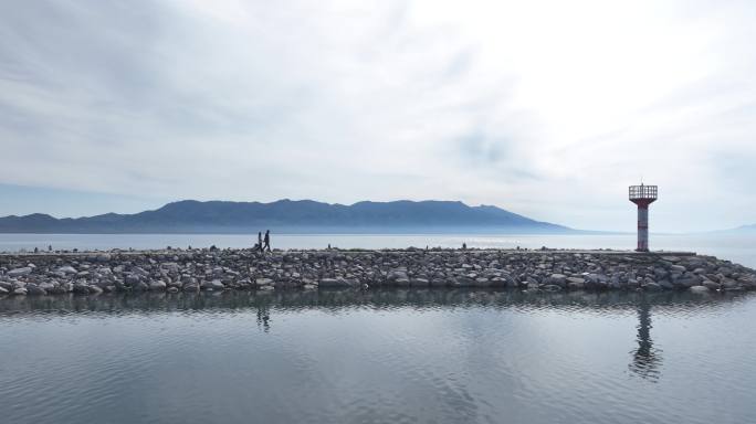 赛里木湖灯塔情侣