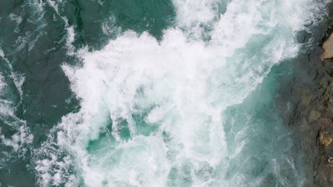 清澈江水奔流波涛汹涌河水波浪澎湃碧波