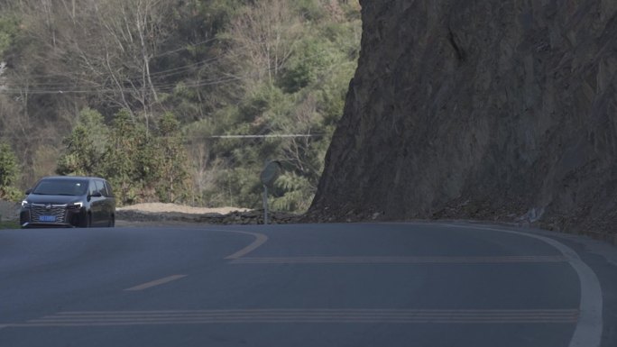 乡间行驶的车辆