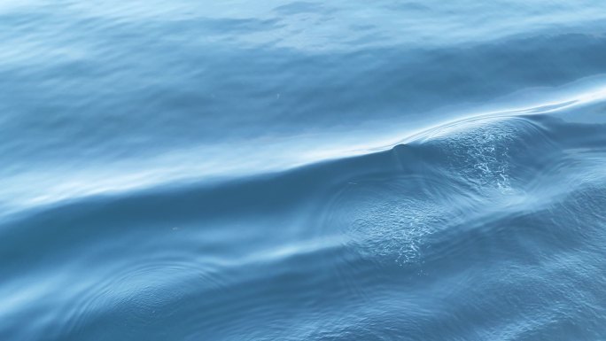 轮船航行涟漪柔和波纹纯净蓝色海水特写视频