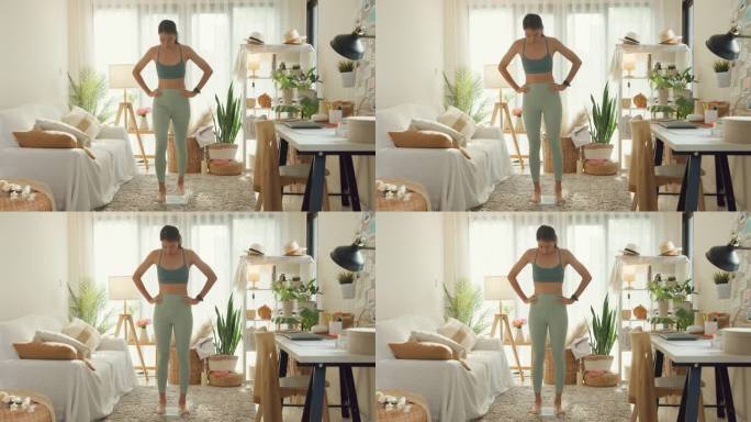 年轻的亚洲运动女性在家中的客厅里哭泣，体重秤上显示她在减肥饮食中没有减重。饮食与健康减重。