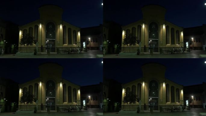 独立市场，位于加泰罗尼亚特拉萨的老旧复古建筑外立面，夜晚景象。