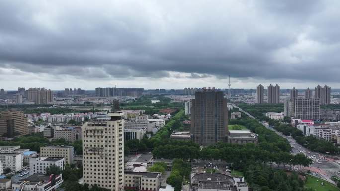 漯河夏季乌云笼罩下的城市建筑