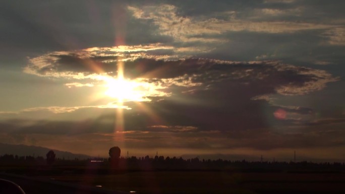 车窗外的风景第一视角晚霞夕阳无限好落日