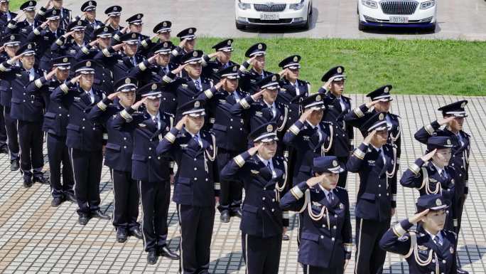 警察集合汇演出操敬礼