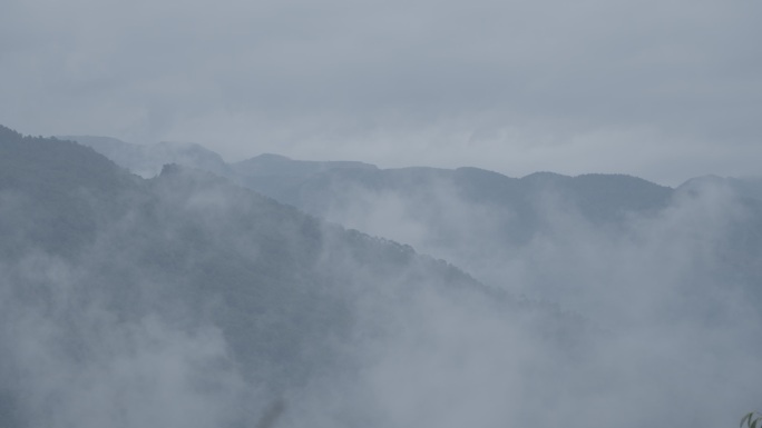 山间薄雾弥漫