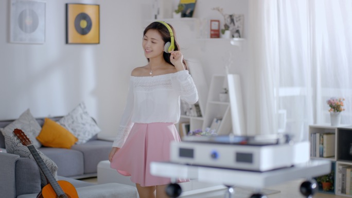 少女家中听音乐戴耳机听唱片