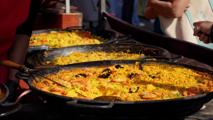 2024年9月，伦敦世界著名的波多贝罗路街市。伦敦最繁忙和最著名的传统街市之一，每年吸引数百万游客，