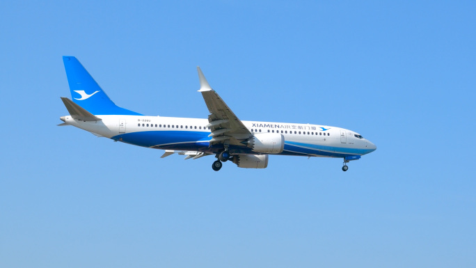 飞机降落划过天空实拍视频