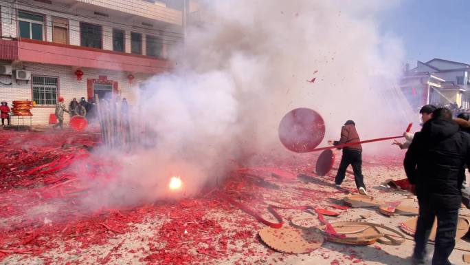 春节农村大量燃放爆竹迎新年