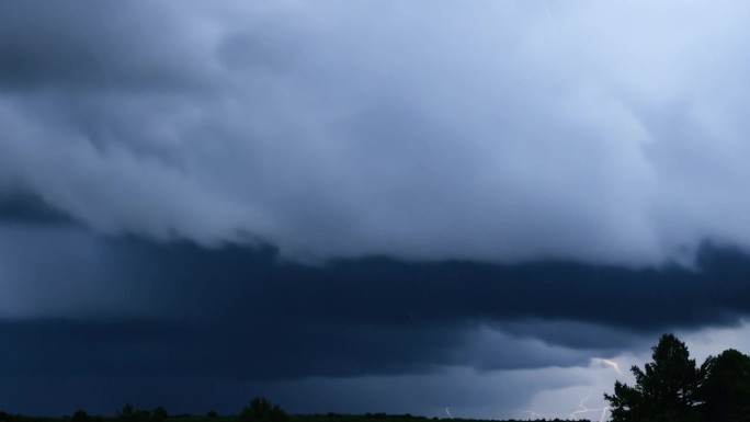 狂风暴雨 电闪雷鸣 乌云翻滚 雷电交加