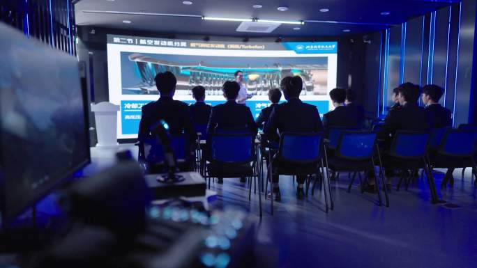 大学航空航天专业授课画面