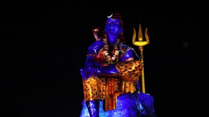 孤立的印度教神祇湿婆像，表现为灵魂觉醒，伴有戏剧性的激光光效。