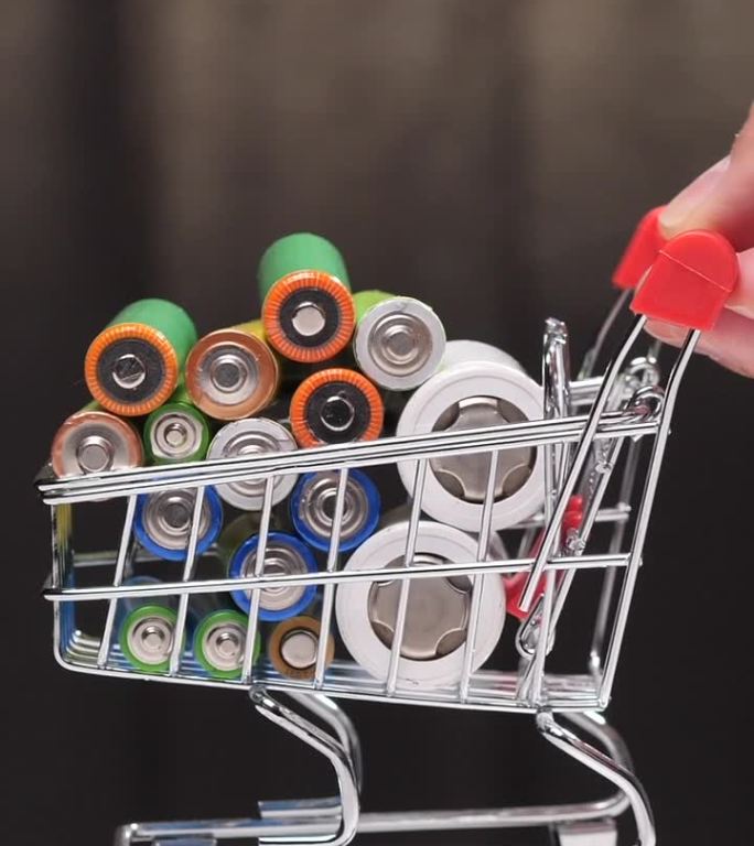 垂直视频购买电池。购买电力。能源存储的概念。